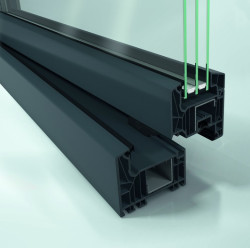 W oknach o ciemnej kolorystyce idealny efekt daje zastosowanie profili barwionych w masie  z odpowiednio dobranym trwałym wykończeniem powierzchni, jak np. Schüco AutomotiveFinish