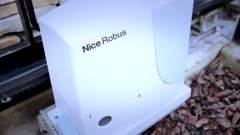 Nowa centrala sterująca Nice MC424LR10 do bram skrzydłowych