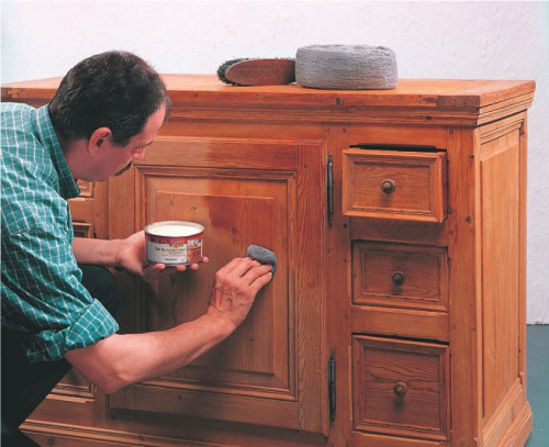 Woskowanie starej komody