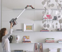 Urządzeniem można sprzątać na wysoko powieszonych półkach