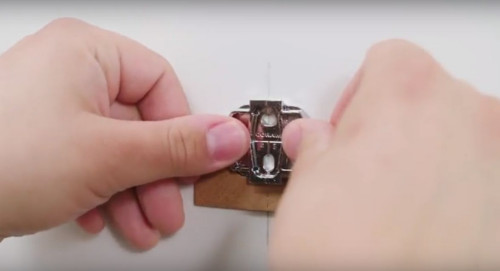 Dobrze dociśnij. Odczekaj 4 godziny, aby klej dobrze się związał