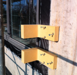 Kątownik montażowy Eco-Fix G, który umożliwia mocowanie balustrady w ociepleniu ściany w rejonie ościeży  okiennych. 