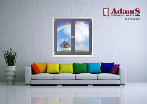 Antracytowe okno w salonie