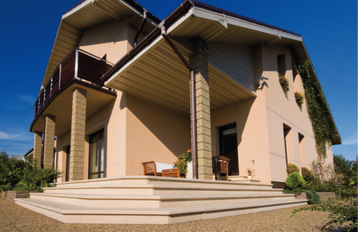 Betonowe schody zewnętrzne z oferty Styl-Bet. Widok forntu budynku mieszkalnego.