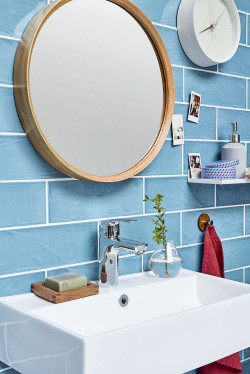 Łazienka z niebieskimi kaflami