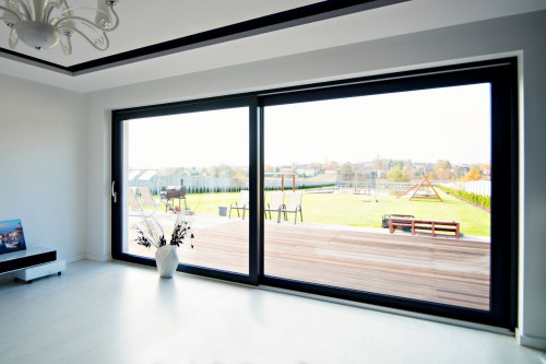 Duże przeszklenie w salonie