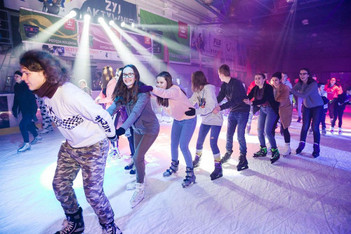 &quot;Pociąg&quot; na łyżwach