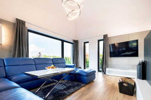 Salon z dużym oknem