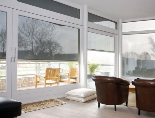 Rolety na oknie w salonie