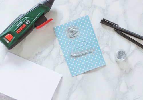 Brokat wysypany na gorący klej