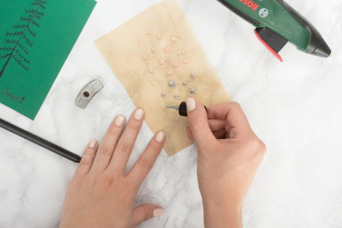 Krople z kleju na gorąco imitujące bombki choinkowe