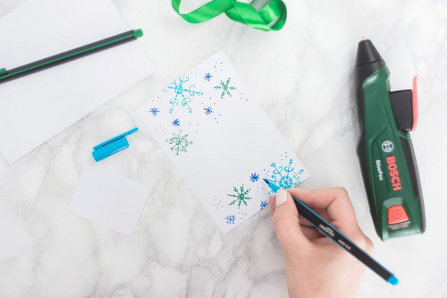 Rysowanie śnieżynek na kartce