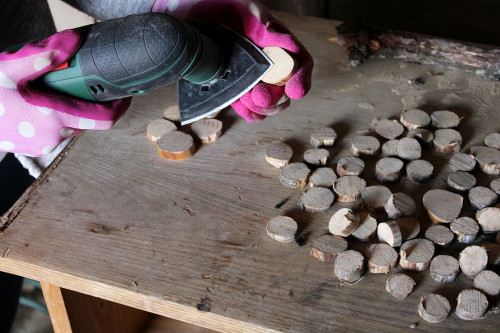 Szlifowanie plastrów drewna