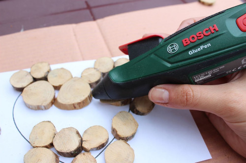 Przyklejanie plastrow drewna do szablonu