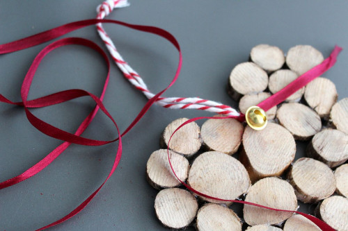 Przyklejanie kolorowego sznurka