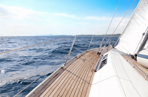 Drewno tekowe na pokładzie jachtu