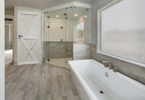 Drewniane drzwi w łazience