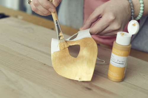 Malowanie maski na złoto