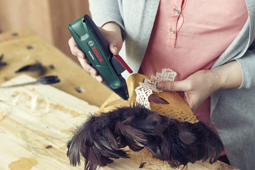 Maska ozdobiona piórami