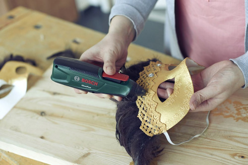 Zdobienie maski cyrkoniami i cekinami