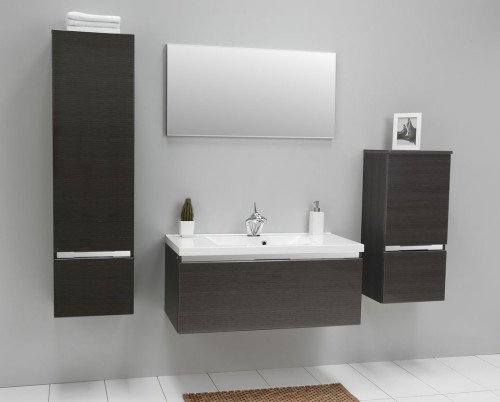 Łazienka z ciemnymi meblami