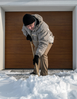 Odśnieżanie wjazdu do bramy