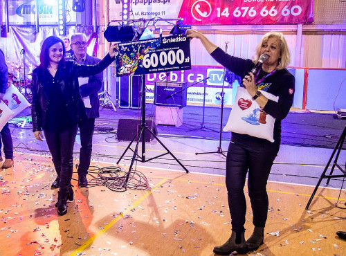 Aleksandra Małozięć, Manager ds. Komunikacji Korporacyjnej w FFiL Śnieżka S.A. przekazuje czek