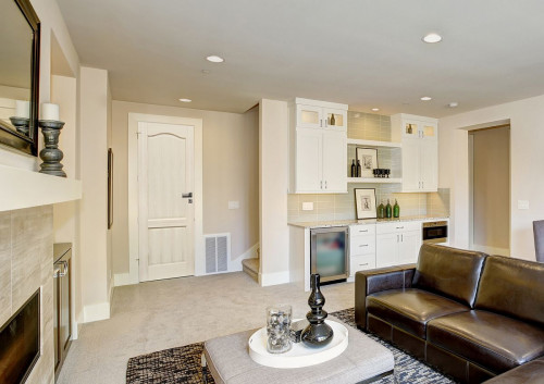 Bezsęczne pełne drzwi Tryplet w salonie