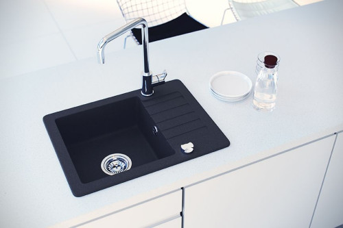 Czarny zlewozmywak z półociekaczem