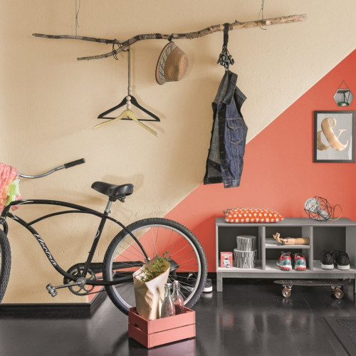 Połączenie dwóch kolorów na jednej ścianie w przedpokoju