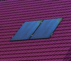 Panele fotowoltaiczne zamontowane na dachu