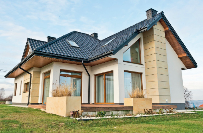 Budynek wolnostojący z ciekawym dachem wielopłaszczyznowym i systemem rynnowym Gamrat