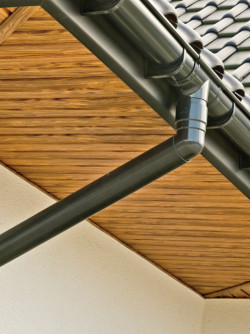 Okap dachu z widocznym fragmentem systemu rynnowego i podbitki Gamrat