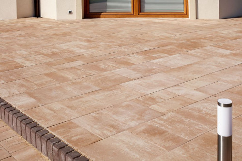 Płyty betonowe w kolorze latte