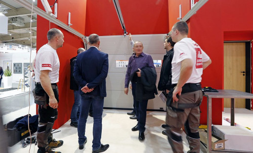 Demonstracja profesjonalnego montażu bramy