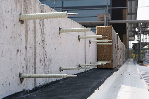 Isolink składa się z pręta Combar i śruby ze stali nierdzewnej