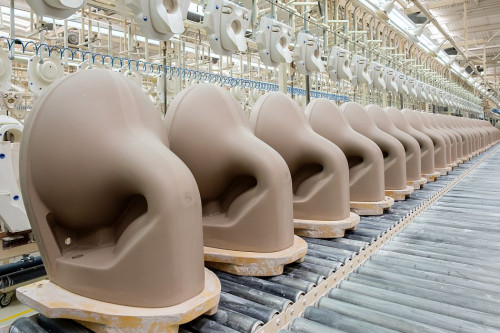 Ceramika po wyjęciu z form na jeszcze elastyczną strukturę