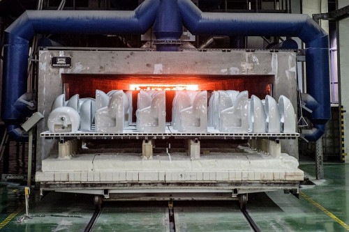 Produkty ceramiczne przed włożeniem do pieca – serca fabryki. Zakład we Włocławku