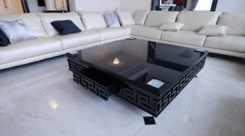 Stolik kawowy w salonie