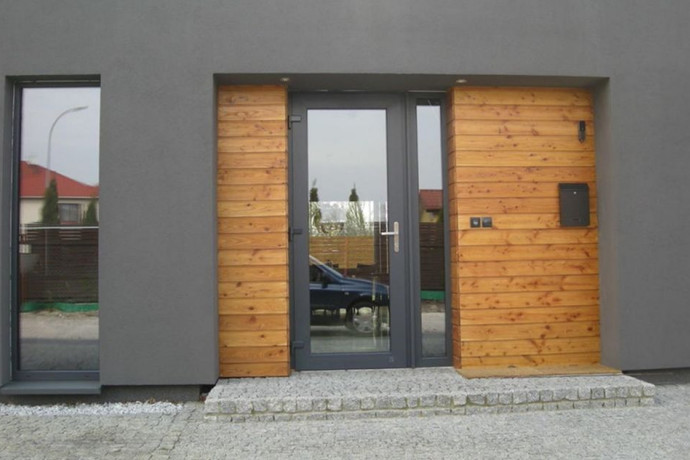 Drzwi wejściowe z przeszkleniami: bezpieczeństwo, design i komfort