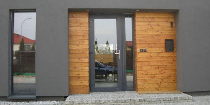 Drzwi wejściowe z przeszkleniami: bezpieczeństwo, design i komfort