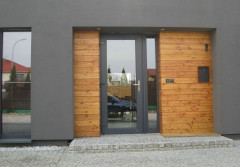 Drzwi wejściowe z przeszkleniami: bezpieczeństwo, design i komfort