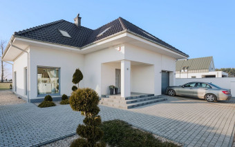 Renowacja kostki brukowej - jak samodzielnie przywrócić jej dawny blask?