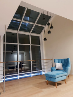 Ogromne przeszklenie przy klatce schodowej