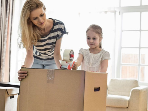 Dzieci zaangażowane w pomoc przy sprzątaniu