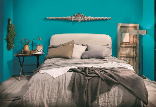 Turkusowa ściana w sypialni