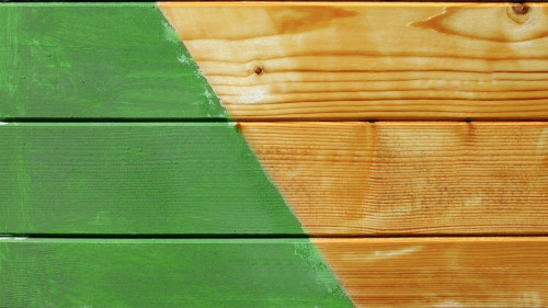 Deski pomalowane na zielony kolor