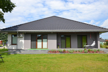 Widok na dom od strony ogrodu