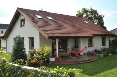 Dom ma prosta bryłę, bez lukarn