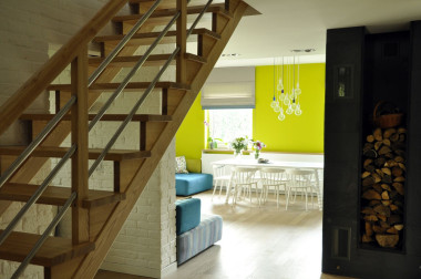 Jadalnia w salonie i schody